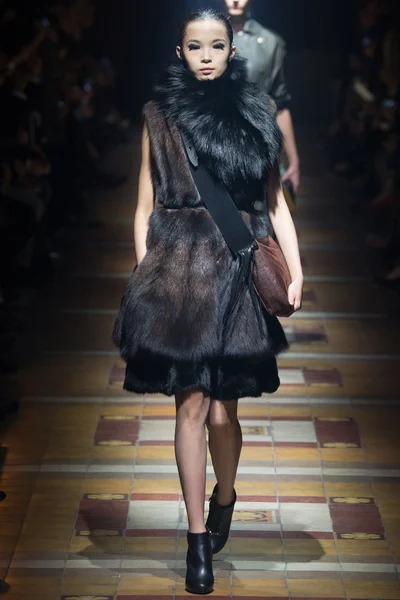 Look 16